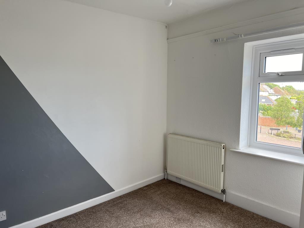 Lot: 145 - THREE-BEDROOM MAISONETTE FOR INVESTMENT OR OCCUPATION - Bedroom three with painted feature wall